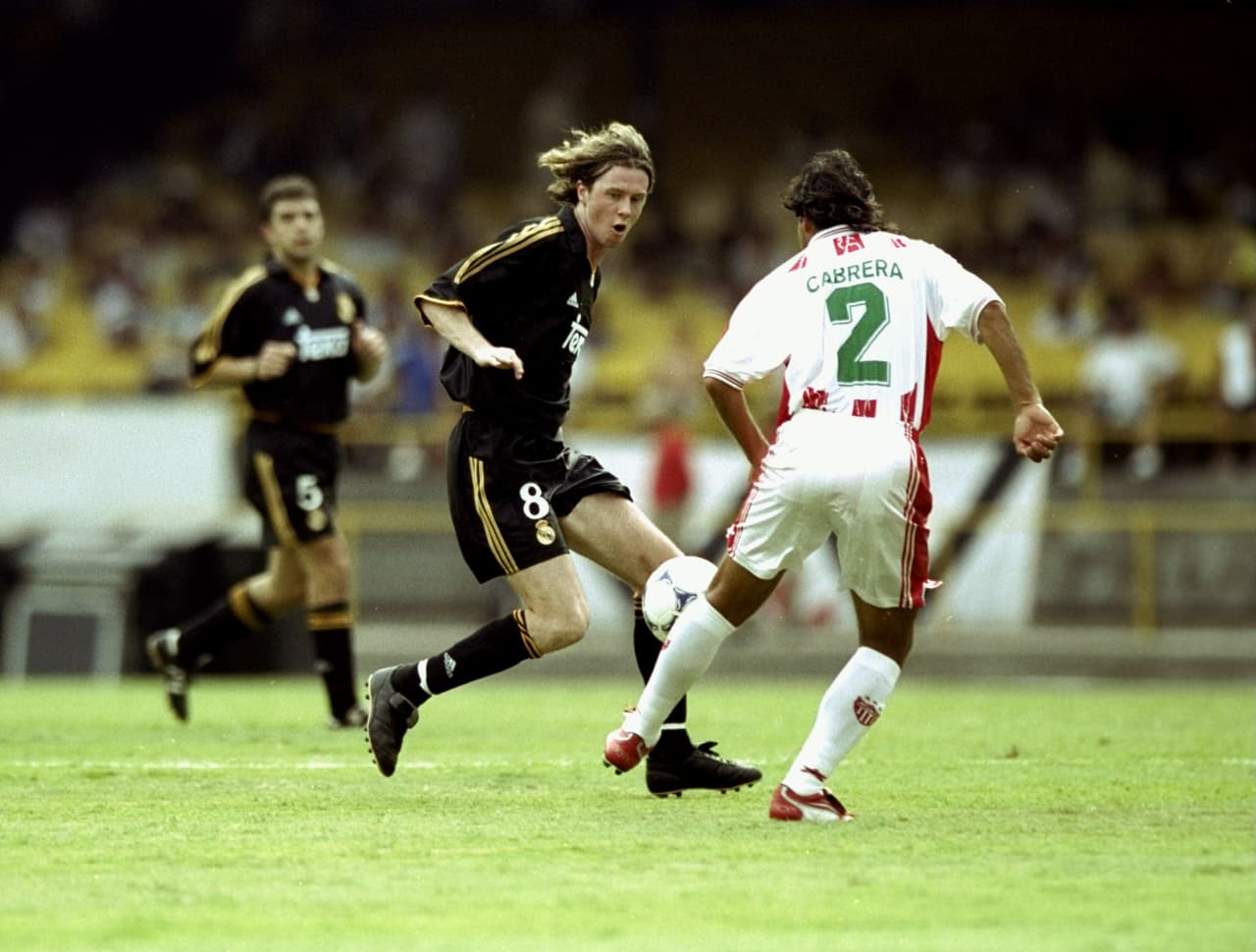 McManaman desde la zona de volantes tenía para generar oportunidades de gol en la delantera al tridente de Raúl, el brasileño Savio y a Fernando Morientes.