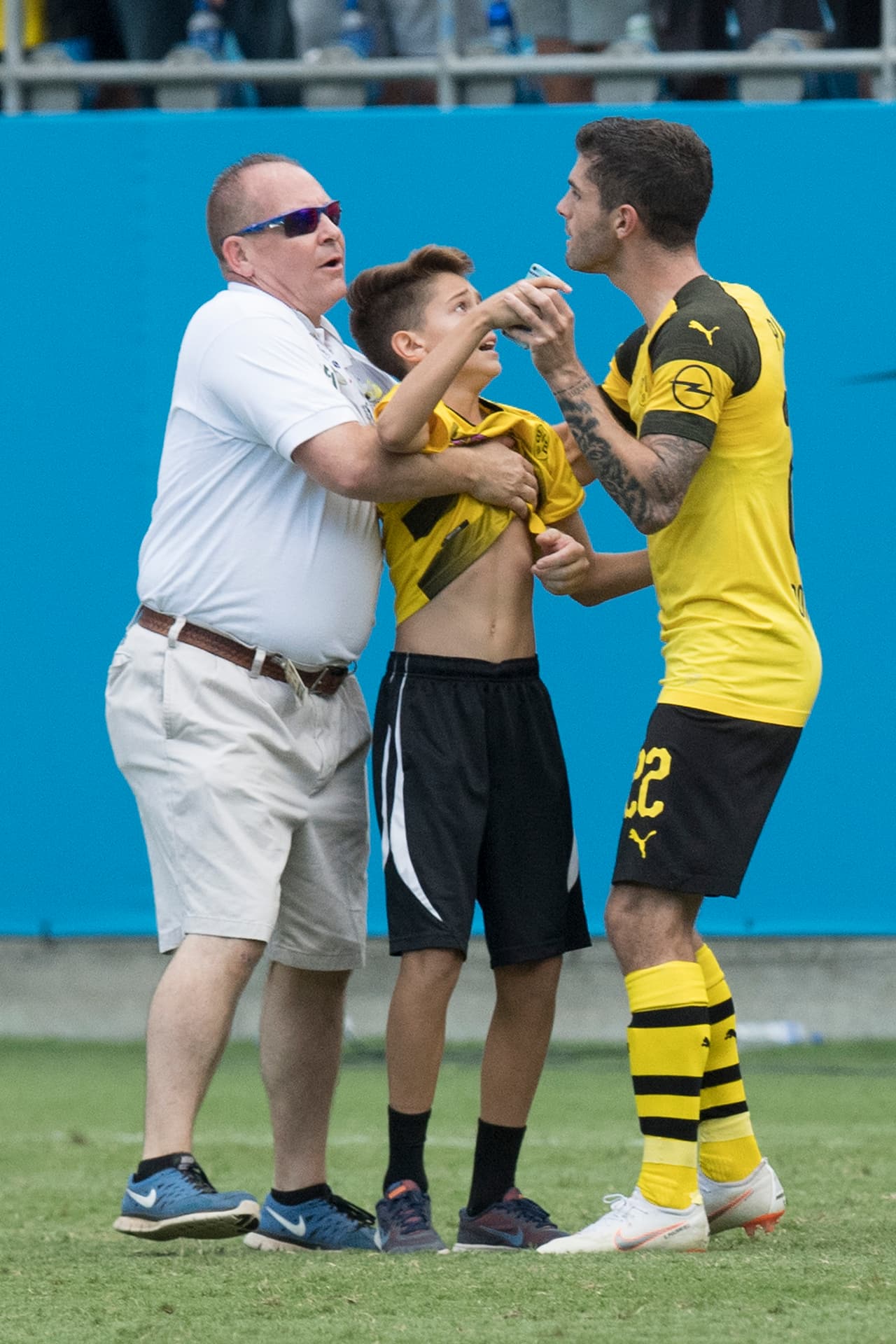 El dorsal 22 calmó al elemento de seguridad por los malos modos al joven y le pidió paciencia para cumplir el deseo del menor.