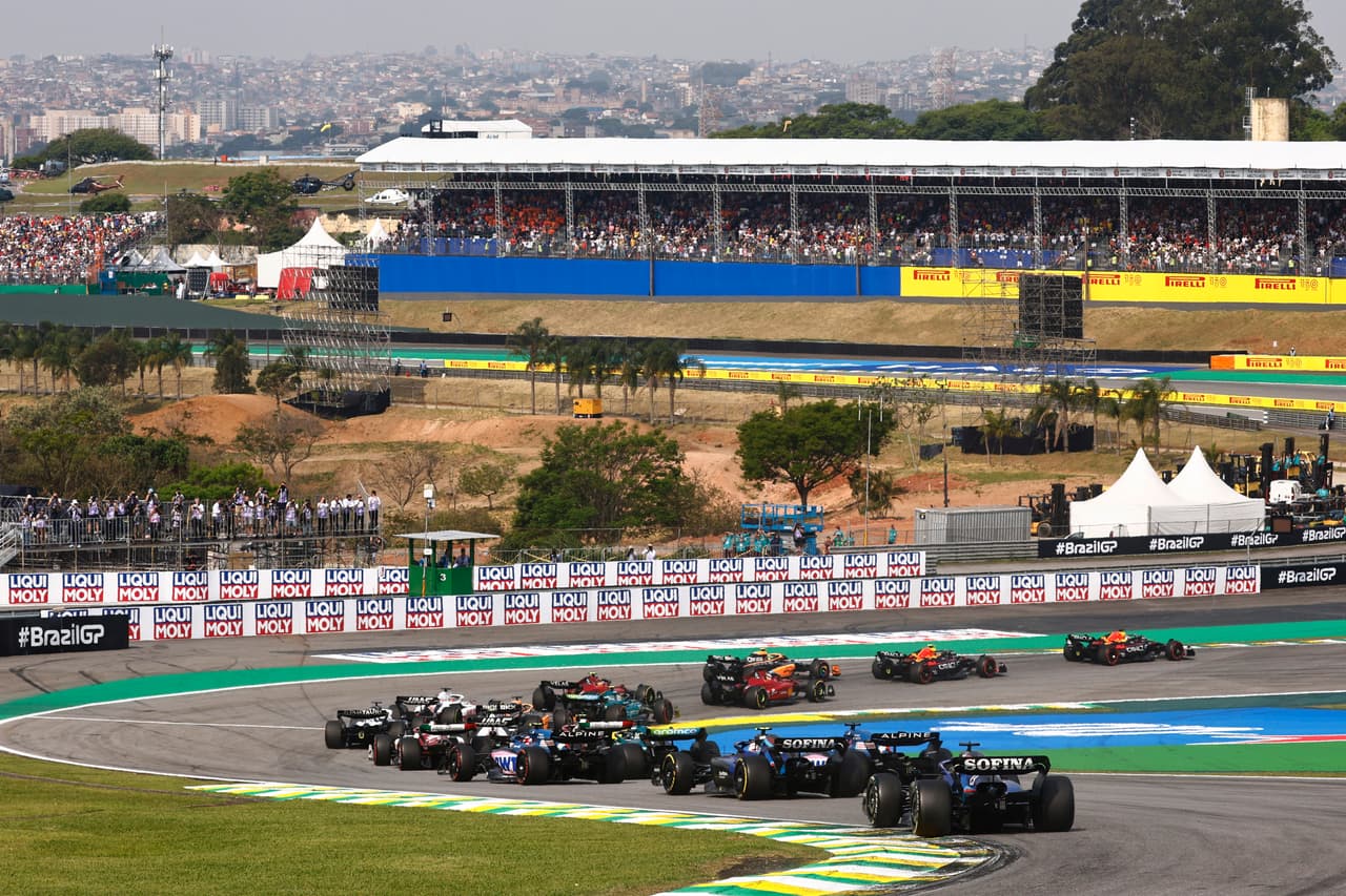 George Russell ganó su primera carrera en la Fórmula 1; Sergio Pérez finalizó séptimo, mientras que Hamilton y Sainz completaron el podio en el GP de Brasil.