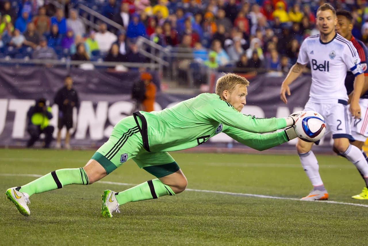 Puños de acero para el arquero danés David Ousted, despejando el peligro del área de los Whitecaps.