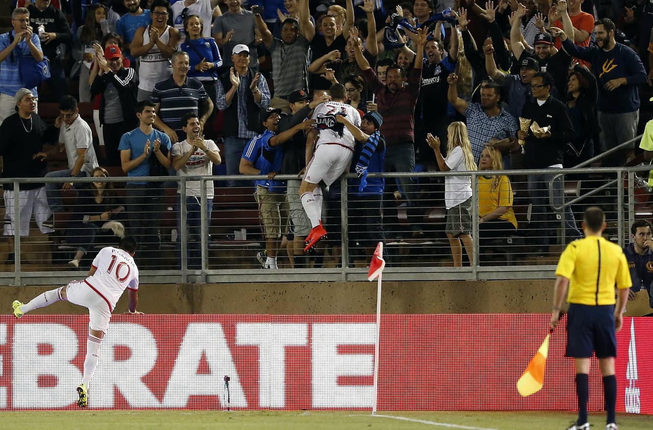 Así se festeja un gol en el clásico de California.