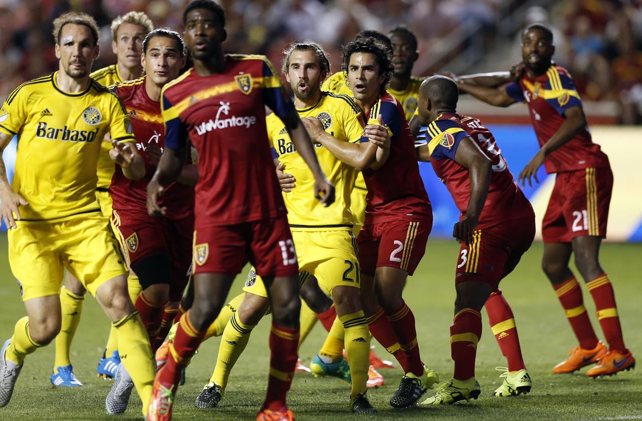 Ahí viene la pelota, todos atentos tomando marcas entre Real Salt Lake y Columbus Crew.