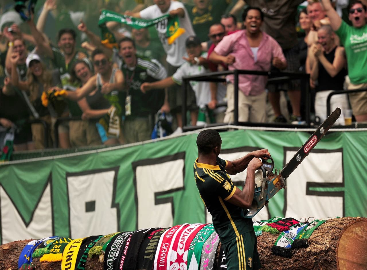 Fenendo Adi marcó su gol y lo celebró con orgullo maderero: sierra en mano y locura de la afición.