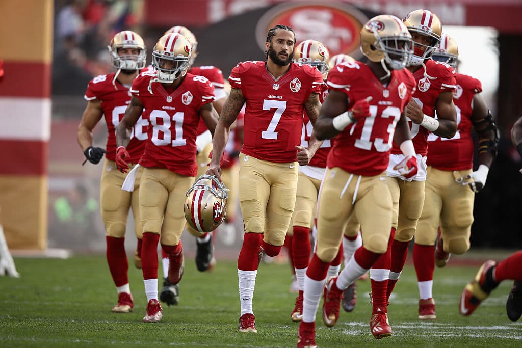 Su imagen arrodillándose mientras se entonaba el himno de Estados Unidos generó una reacción en cadena que inspiró y continúa inspirando en la actualidad a otros deportistas a seguir su ejemplo.