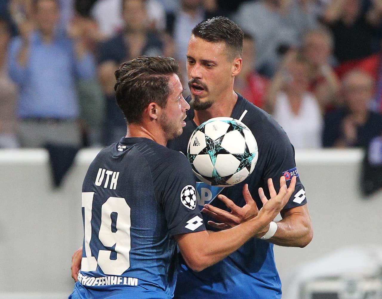 Sin embargo, sobre el final -minuto 87-, Uth recortó la distancia con un buen gol al recibir un balón cruzado y definirlo de pierna derecha con potencia.