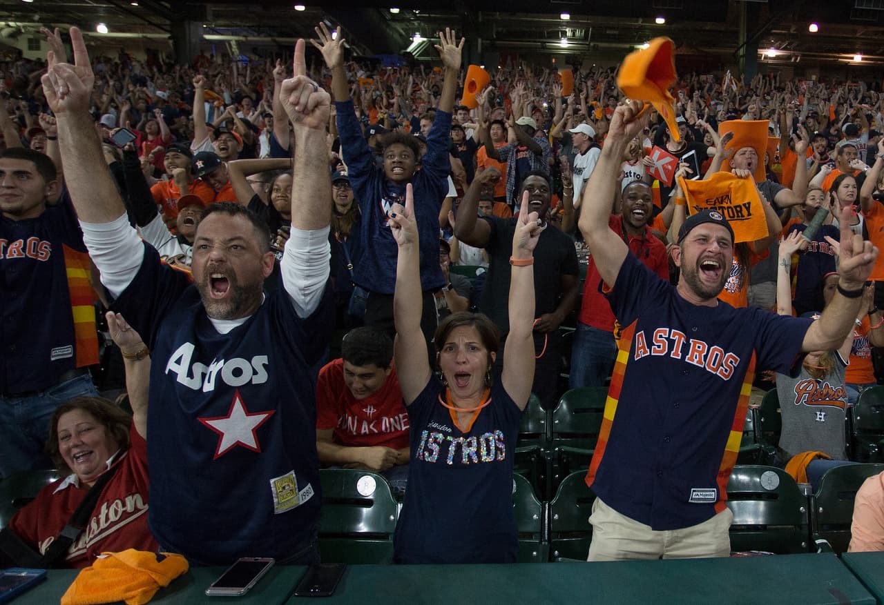 La alegría y emoción se tomó a los todos los hinchas de Houston Astros campeón de la Serie Mundial, entre los más jóvenes y algunas bellas mujeres, en una celebración gigante.