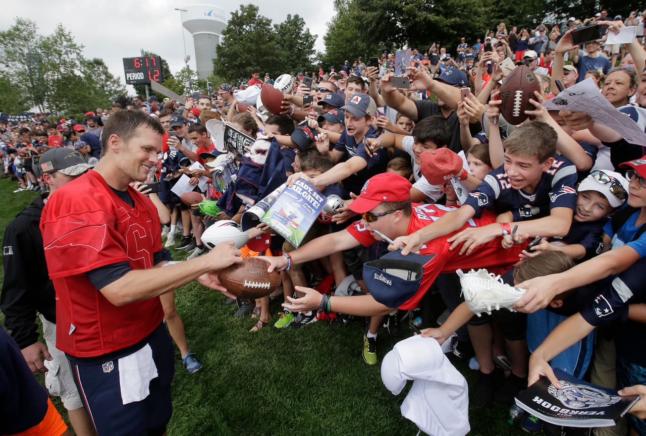 Los aficionados de los New England Patriots acudieron a la práctica en Foxborough, Massachusettsde este hoy 3 de agosto de 2017 para festejar con porras y letreros a su ídolo Tom Brady quien cumplió 40 años este jueves.