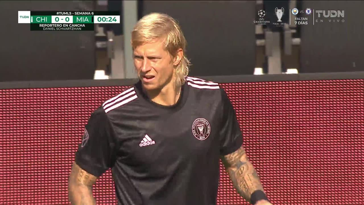 Arranca el partido y la pelota está en juego.