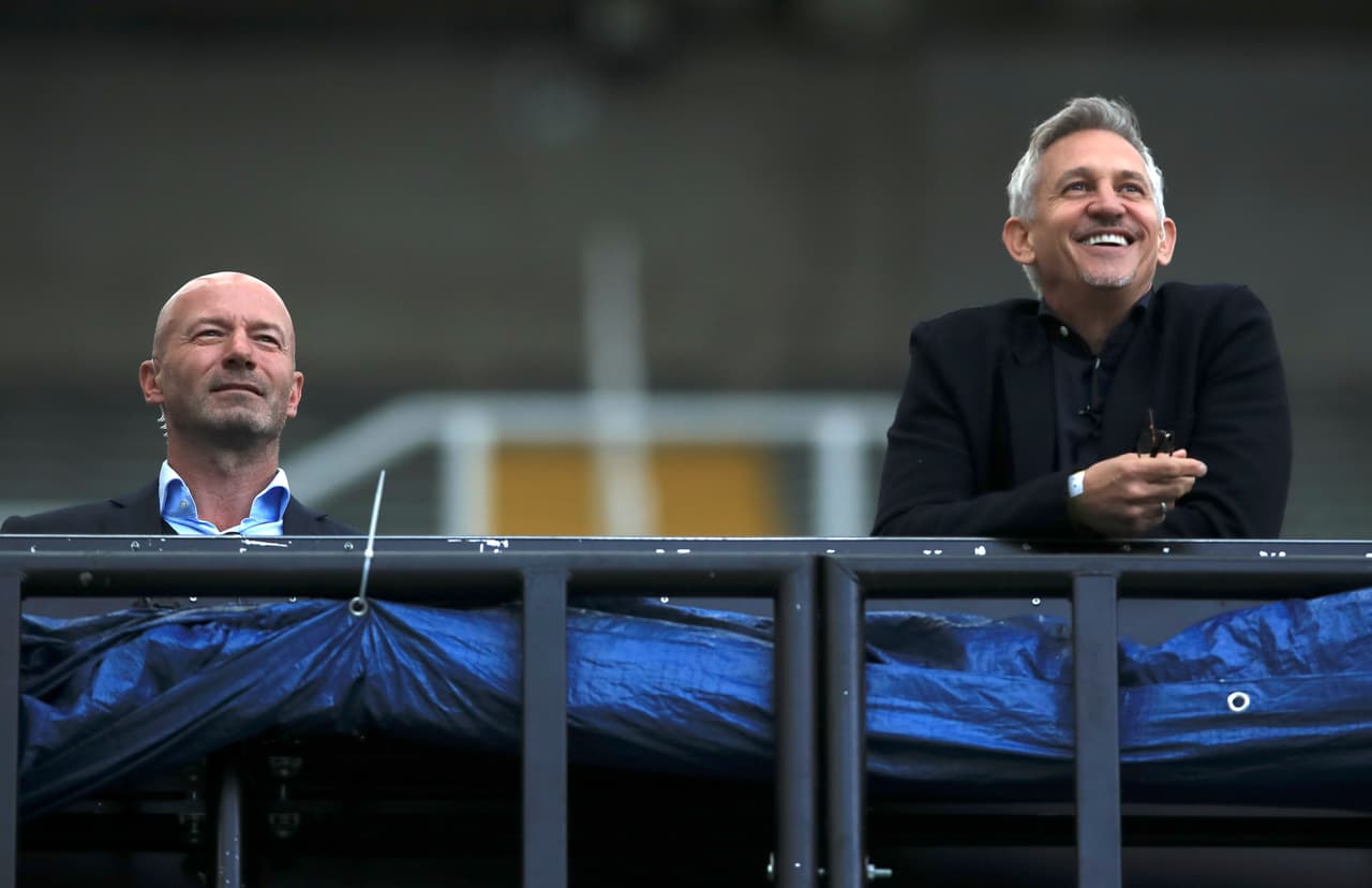 Vista privilegiada para los comentaristas Alan Shearer y Gary Lineker, históricos exfutbolistas ingleses.