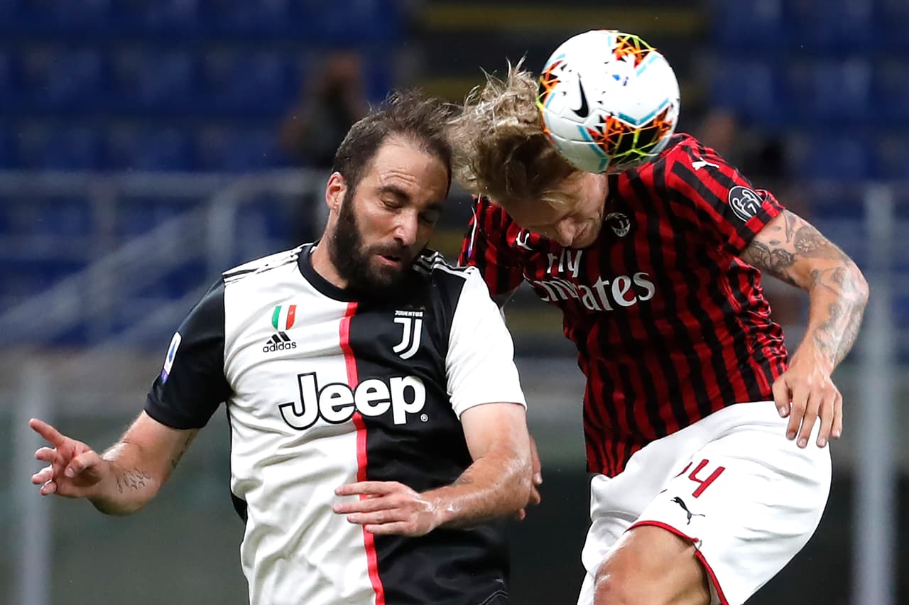 Gonzalo higuaín hace su tarea defensiva en el saque de esquina y rechaza el centro peligroso.