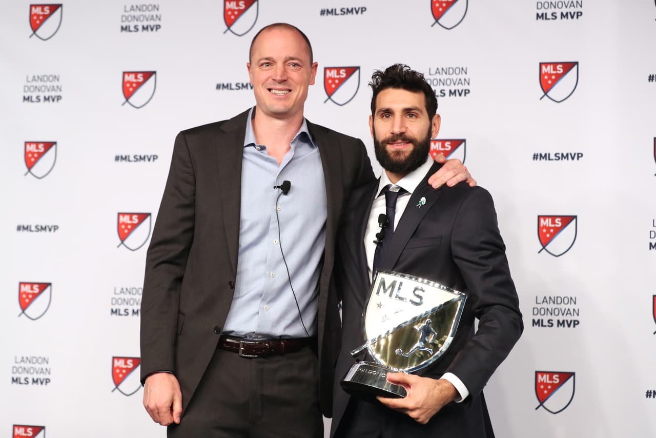 Y en 2017, Diego Valeri -capitán de Portland Timbers, finalista de la MLS Cup este año- fue honrado como el Jugador Más Valioso de la liga. En la foto aparece acompañado por Merritt Paulson, propietario del conjunto de 'los Leñadores'. (USA Today Images)