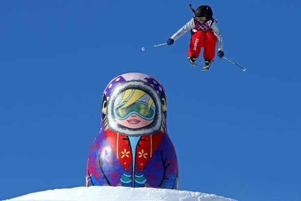 La ceremonia inaugural tiuvo lugar un día después de que comenzaran ya las competiciones deportivas y después de los entrenamientos del descenso masculino y femenino en la montaña de Rosa Khutor.