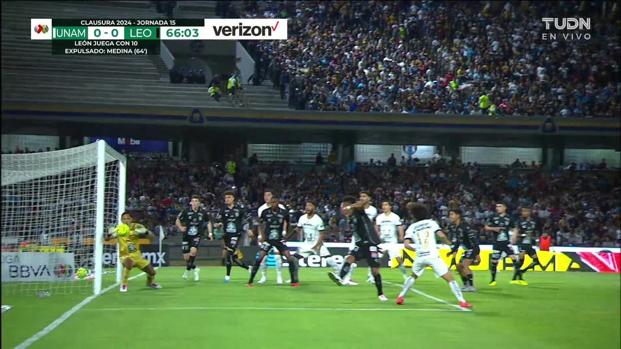 ¡CERCA! César Huerta disparó que se estrella en el poste.