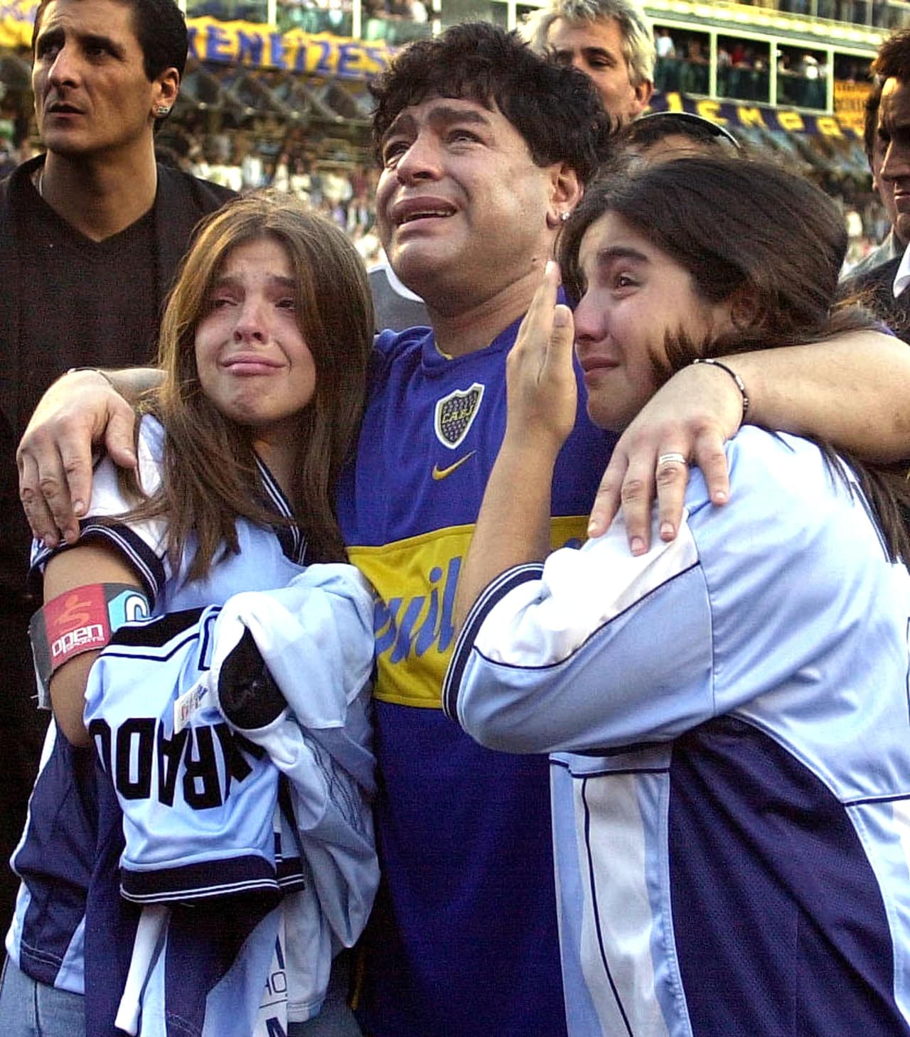 Diego Maradon tendría su partido de despedida oficial en 2001, en medio de un evento que contó con estrellas del fútbol de todo el mundo. Con las camisetas de Argentina y de Boca Juniors le decía adiós a las canchas definitivamente.
