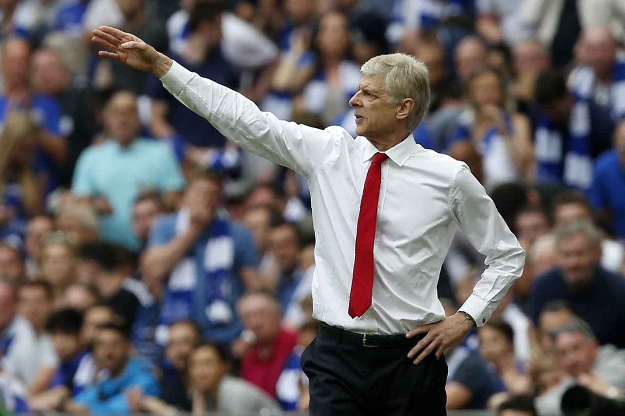 El técnico Arsene Wenger motivó a sus jugadores consciente de que una derrota pponía apeligrar su puesto como técnico del Arsenal.