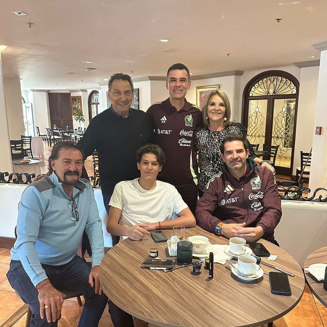 Ricardo LaVolpe con el cuerpo técnico de la Selección Mexicana.