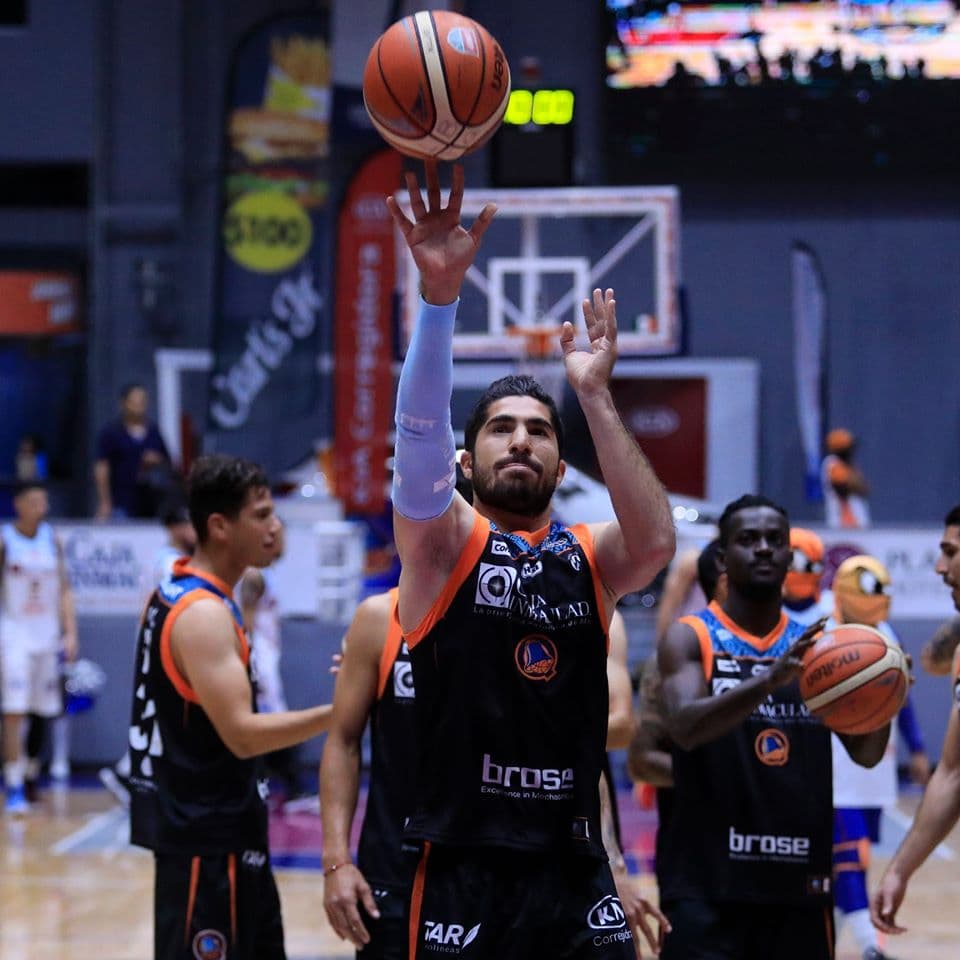 Los asistentes se divirtieron y apoyaron a personas de escasos recursos donando una cobija para combatir el frío de la época. El encuentro de básquetbol fue para Libertadores 46-22 y el de futbol para Gallos 10-5.