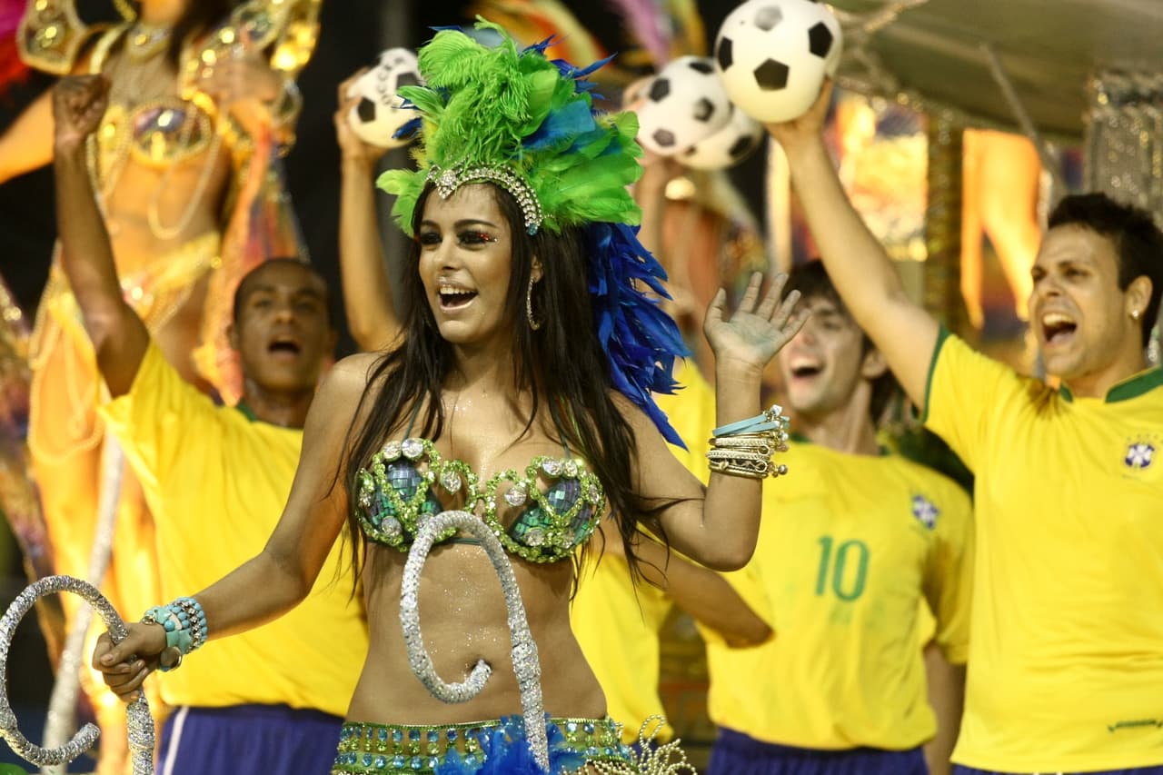 La paraguaya Larissa Riquelme sorprendió a propios y extraños al ser la fanática más sensual en el Mundial de Sudáfrica-2010. Estuvo vigente al asistir a otros eventos en los que conquistaba las cámaras con su escultural figura y belleza. Ha sido modelo de marcas e incluso posó para Playboy y aunque ya no aparece tan seguido mantiene su atractivo para los medios cuando se le ve en público.