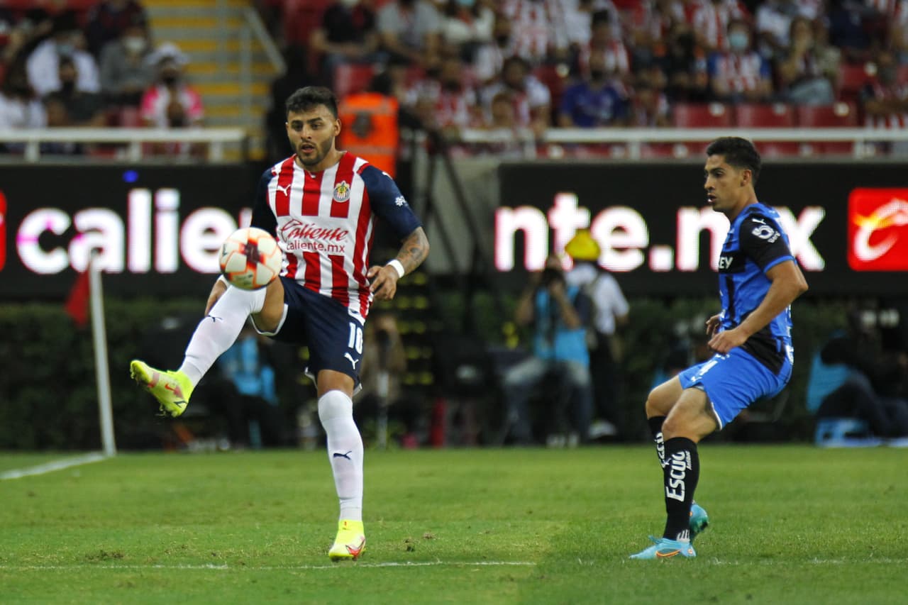 Chivas comenzó ganando con gol de Ángel Zaldíver, pero Rayados reaccionó y con goles de Gallardo, Vegas y un ‘osote’ de Miguel Jiménez terminó por vencer y hundir a un Guadalajara que podría quedarse sin DT.