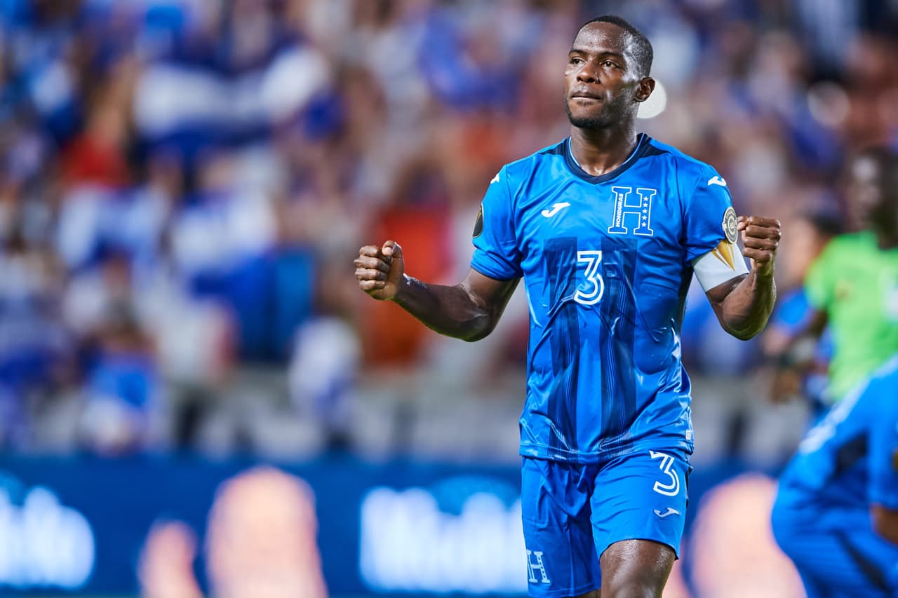 Maynor Figueroa, el capitán de la 'H' festejó con el silbatazo final.