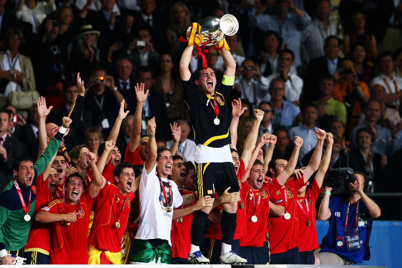 Después de más de 40 años de sequía en la selección española, Iker Casillas levantó el trofeo de la Eurocopa.