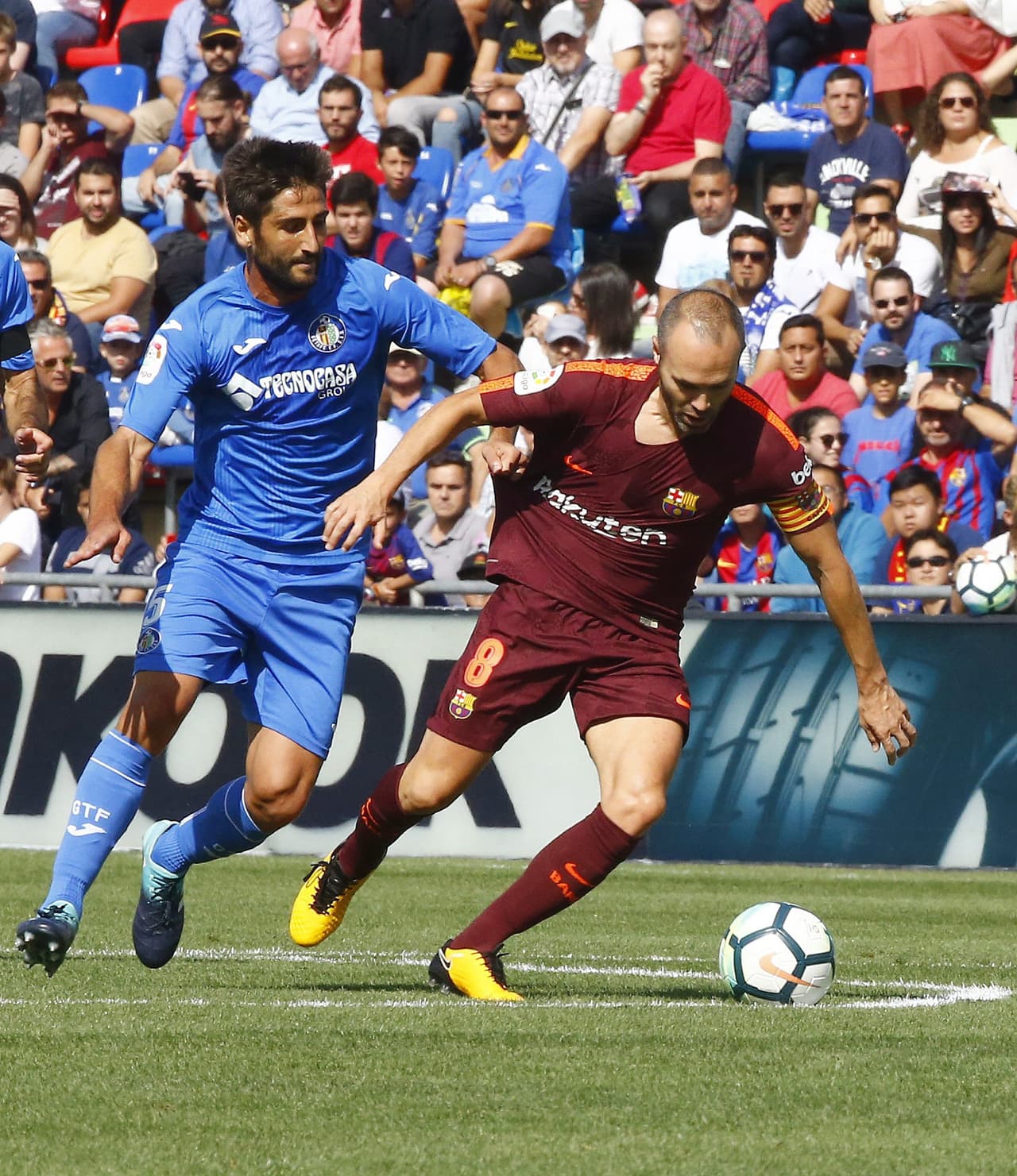 En el mediocampo, Andrés Iniesta trataba de llevar los hilos del Barça.