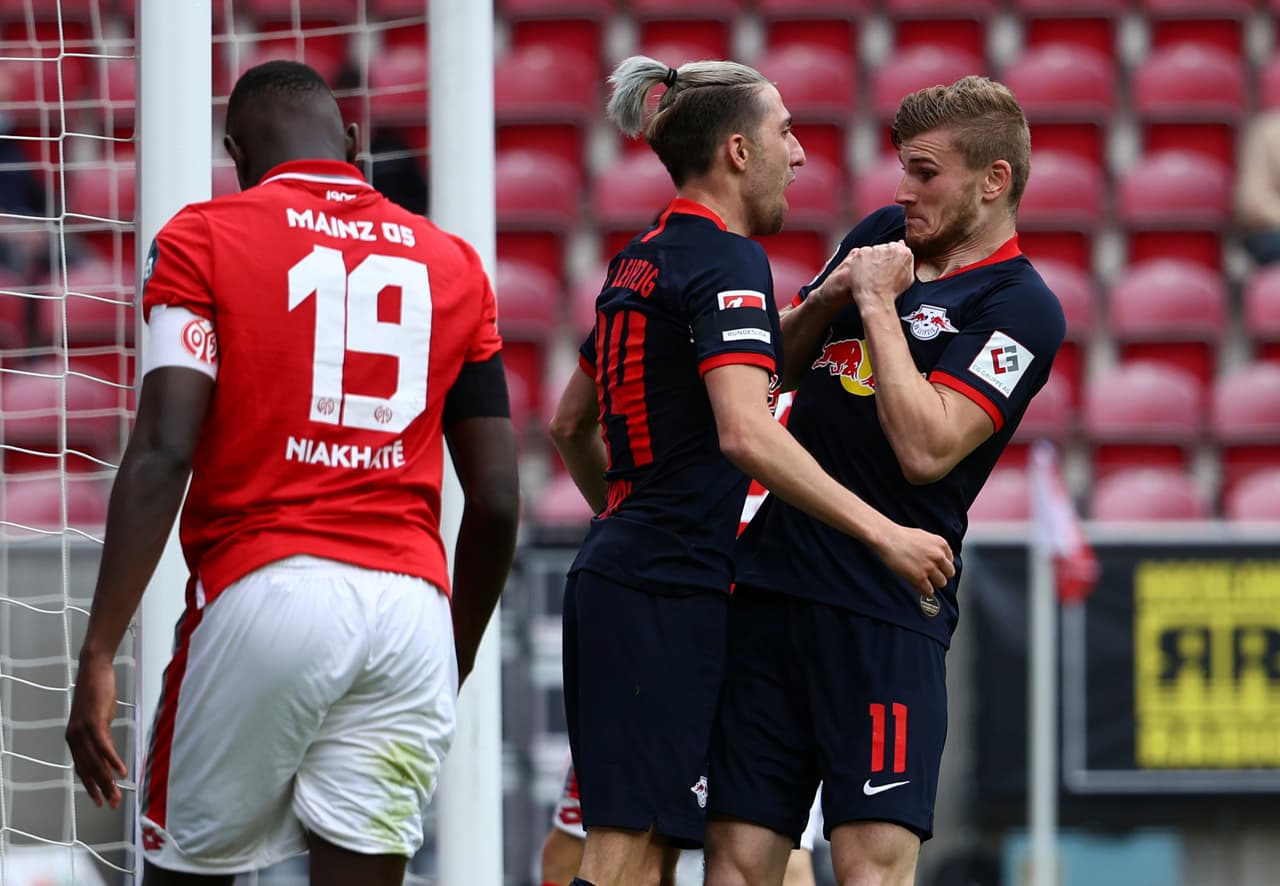 Timo Werner celebra muy feliz con Kevin Kampl.