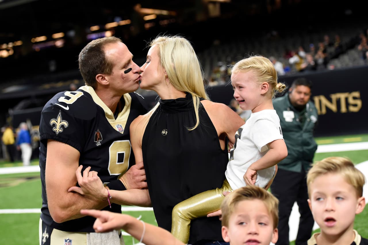 Esposa de Drew Brees se disculpa tras las críticas al QB