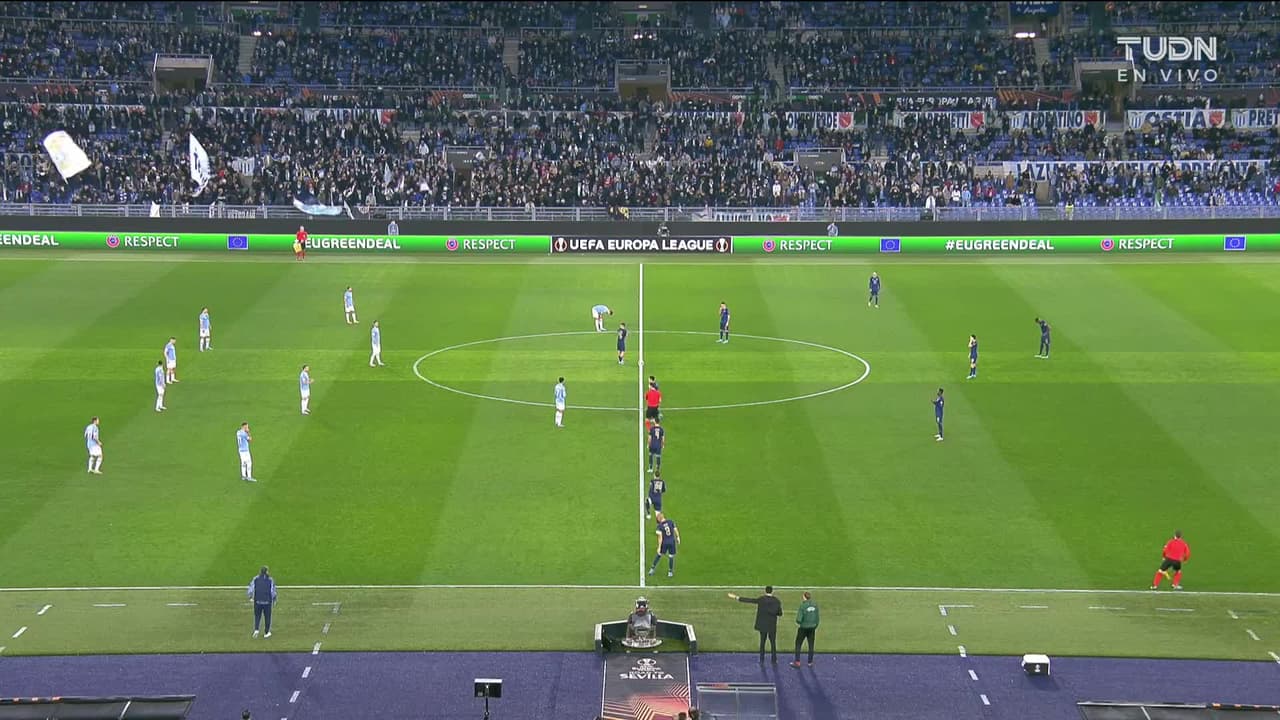 Arranca el partido y la pelota está en juego.