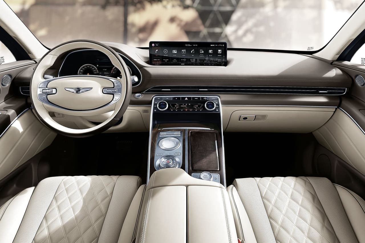 Su interior se centra en la belleza del espacio abierto, característico de la elegante estética arquitectónica surcoreana. Cuenta con un tablero de posición baja, una pantalla alargada de 14.5 pulgadas que descansa en el medio y una estrecha salida de aire que se extiende por todo lo largo. La consola central incorpora nuevos controles con pantalla táctil, reconocimiento de escritura y un selector de marchas giratorio que proporciona un balance entre simplicidad y glamour.