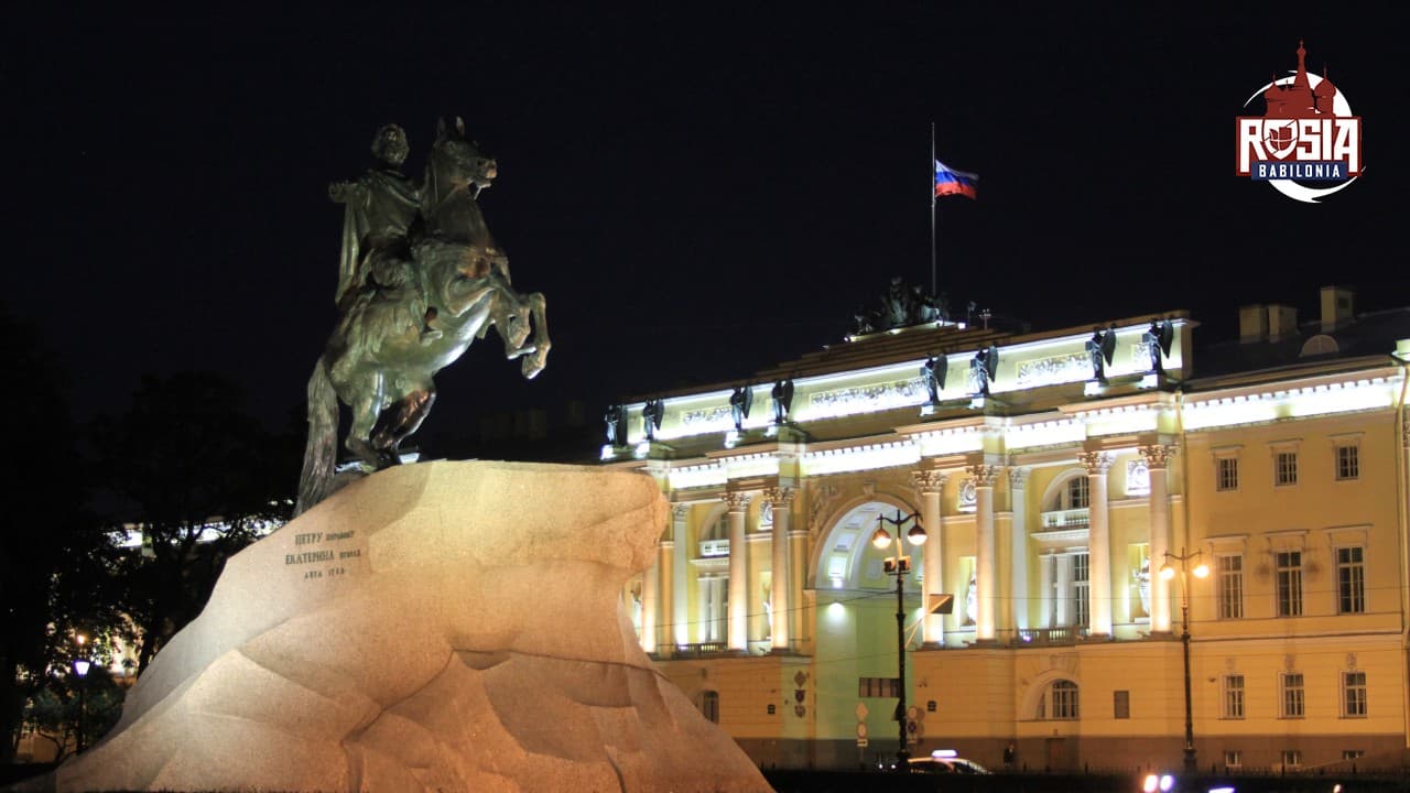 El jinete de bronce es dedicado al fundador de la ciudad, Pedro el Grande.