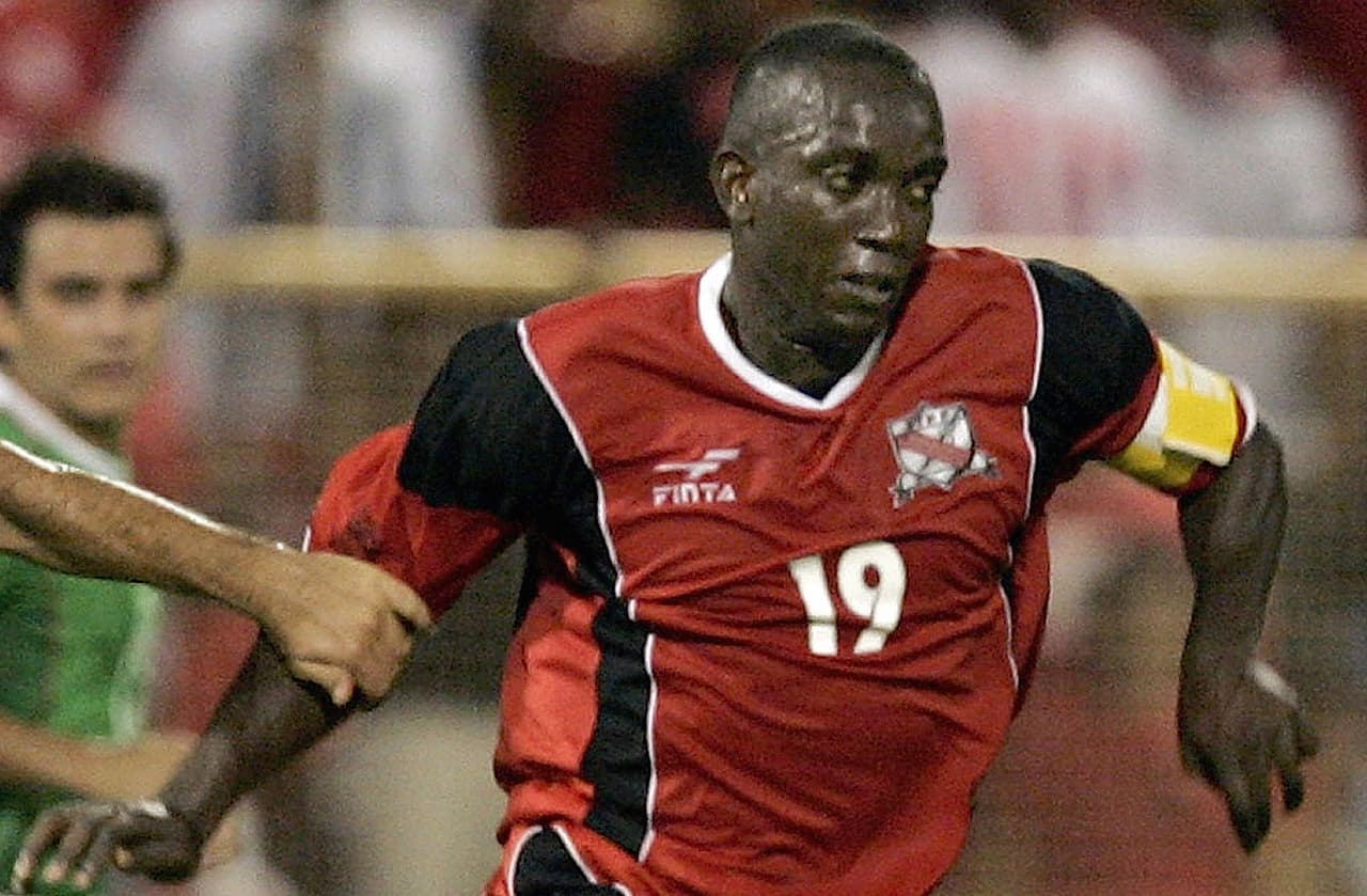 Trinidad y Tobago tenía la obligación de derrotar a México en Puerto Principe y para ello contó con jugadores de experiencia como Dwayne Yorke para vencer al 'Tri' por 2-1.