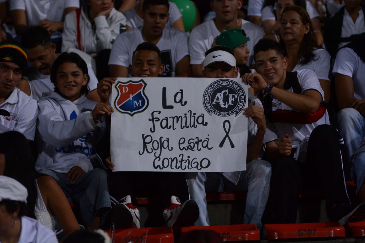 Fue tal el mensaje de unión, que hinchas del rival de patio de Atlético Nacional se unieron al gesto de cariño a Chapecoense. Esta es una de las postales de esos momentos que le recuerdan al mundo que el fútbol debe estar unido, mucho más en este tipo de momentos.