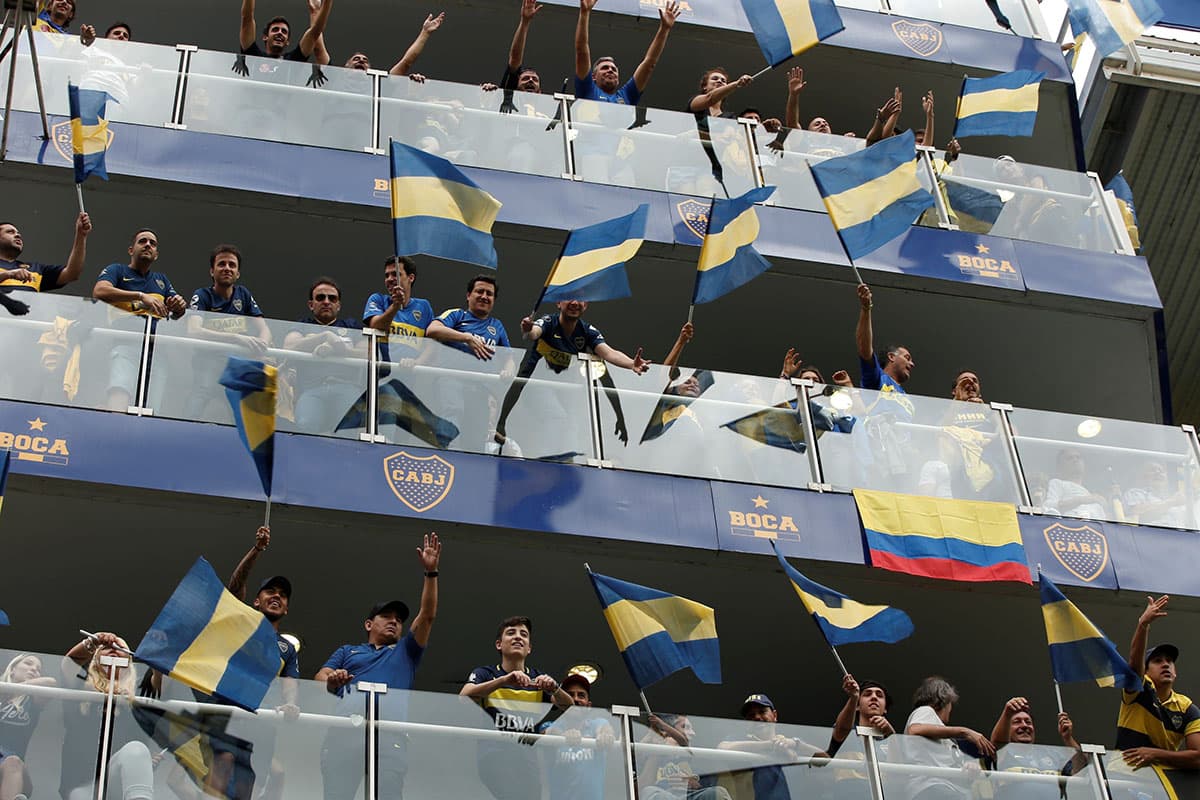 Los hinchas de Boca Juniors y River Plate viven con pasión la ida en la final de Copa Libertadores. Los xeneizes lo disfrutan en La Bombonera, mientras los 'millonarios' apoyan en el Monumental, pues no pueden ir al estadio de su rival.
