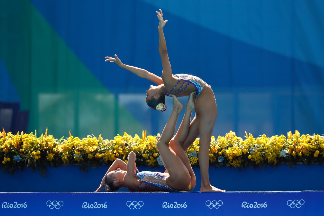 Muchos pensamos que la rutina de esta especialidad inicia en el agua, la realidad es que ellas prefieren iniciar desde afuera de la piscina.