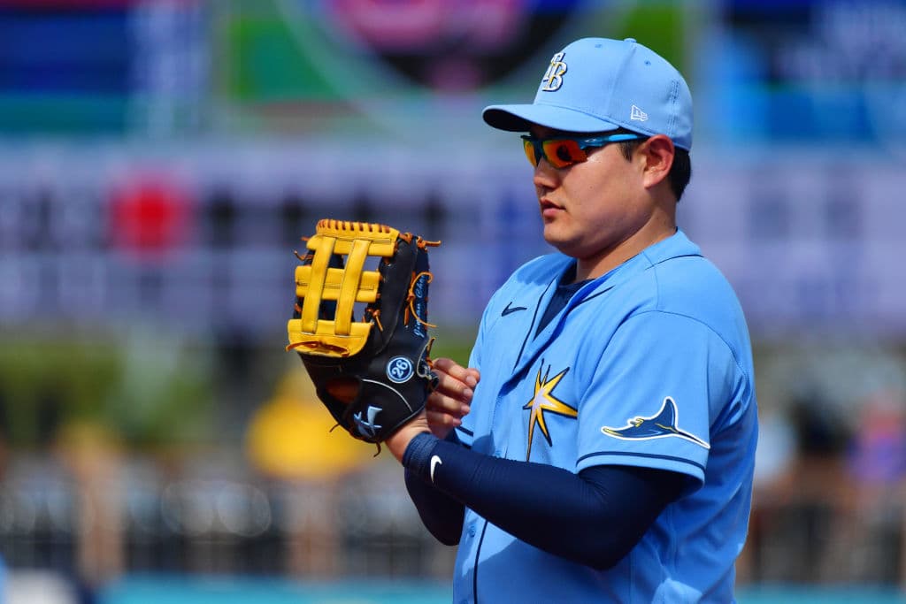Ji-Man Choi de los Tampa Bay Rays observa, atentamente, las señales de su catcher previo a lanzar la pelota.