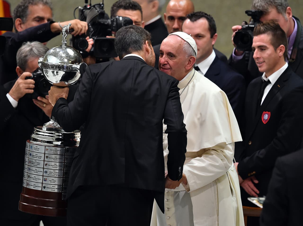 El Papa Francisco con la Copa Libertadores en el Vaticano.