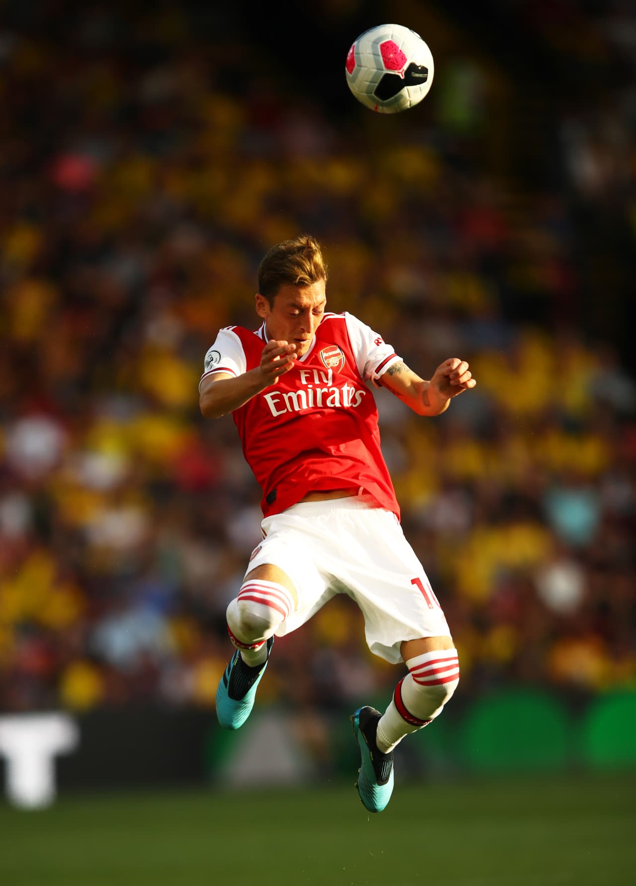 Özil remata un centro de Kolasinac, pero el balón sale apenas desviado del marco de Foster.