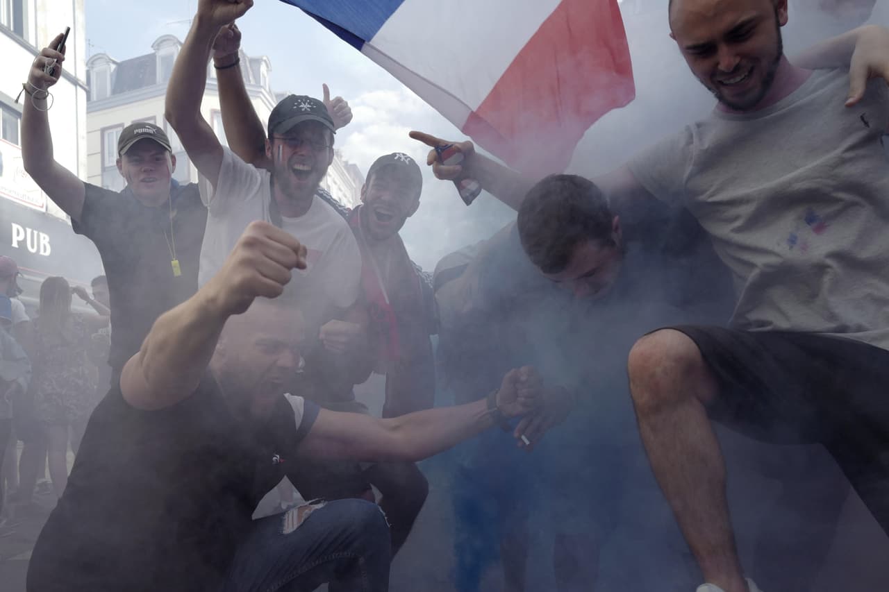 En las calles de Niza (Francia) los fanáticos celebran la obtención del título mundial de fútbol por parte de la selección de Francia.