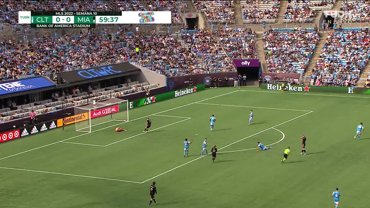 ¡TIRO ATAJADO! disparo por Leonardo Campana.