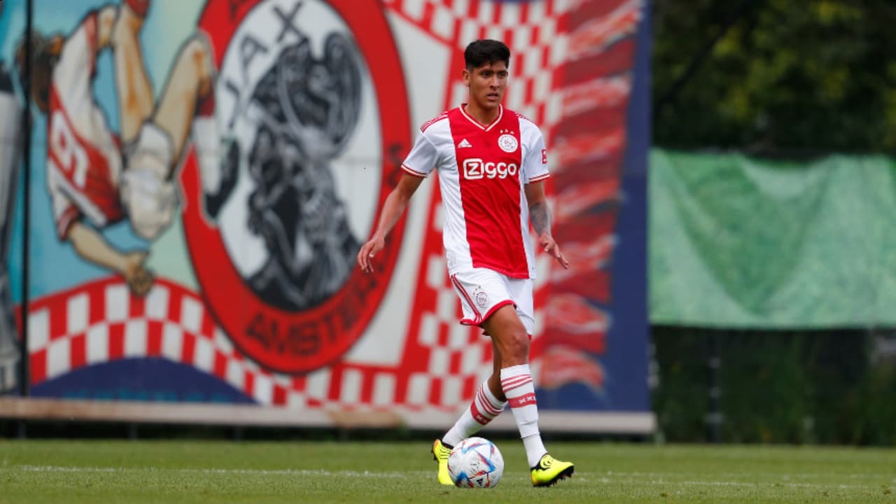 Edson Álvarez destaca como titular con Ajax con el nuevo DT