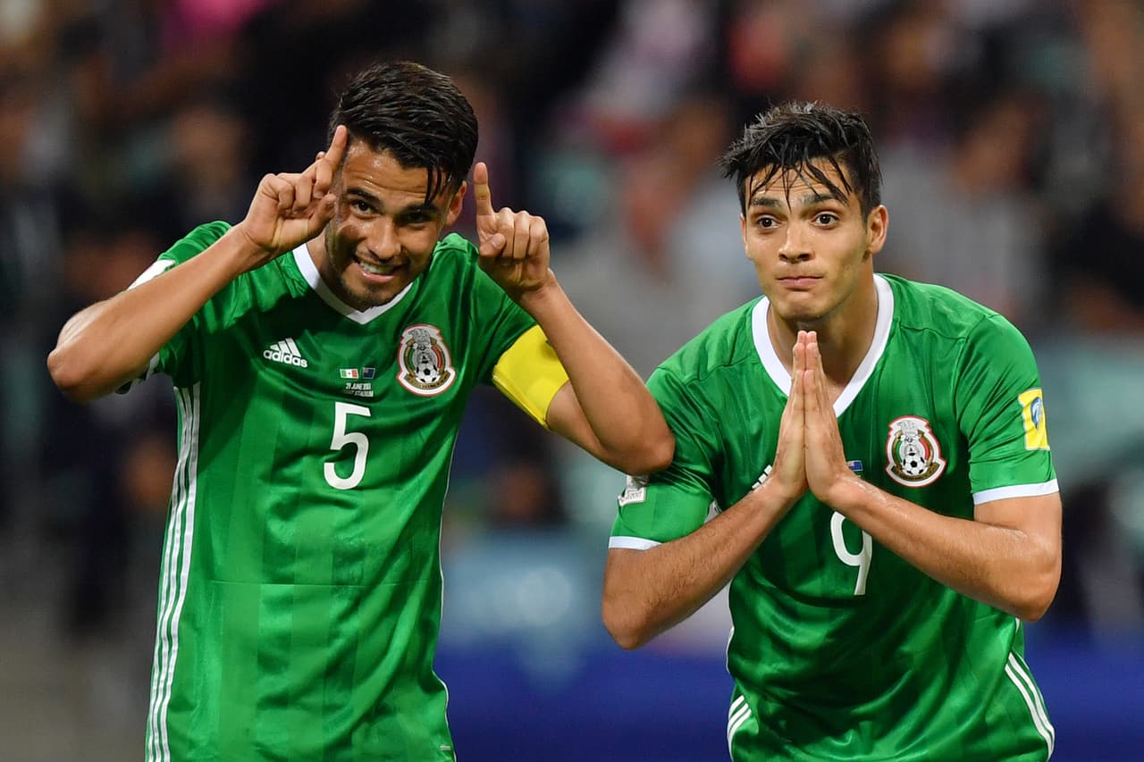 Con el estilo de 'emoticones', los jugadores mexicanos celebraron el empate tan luchado.