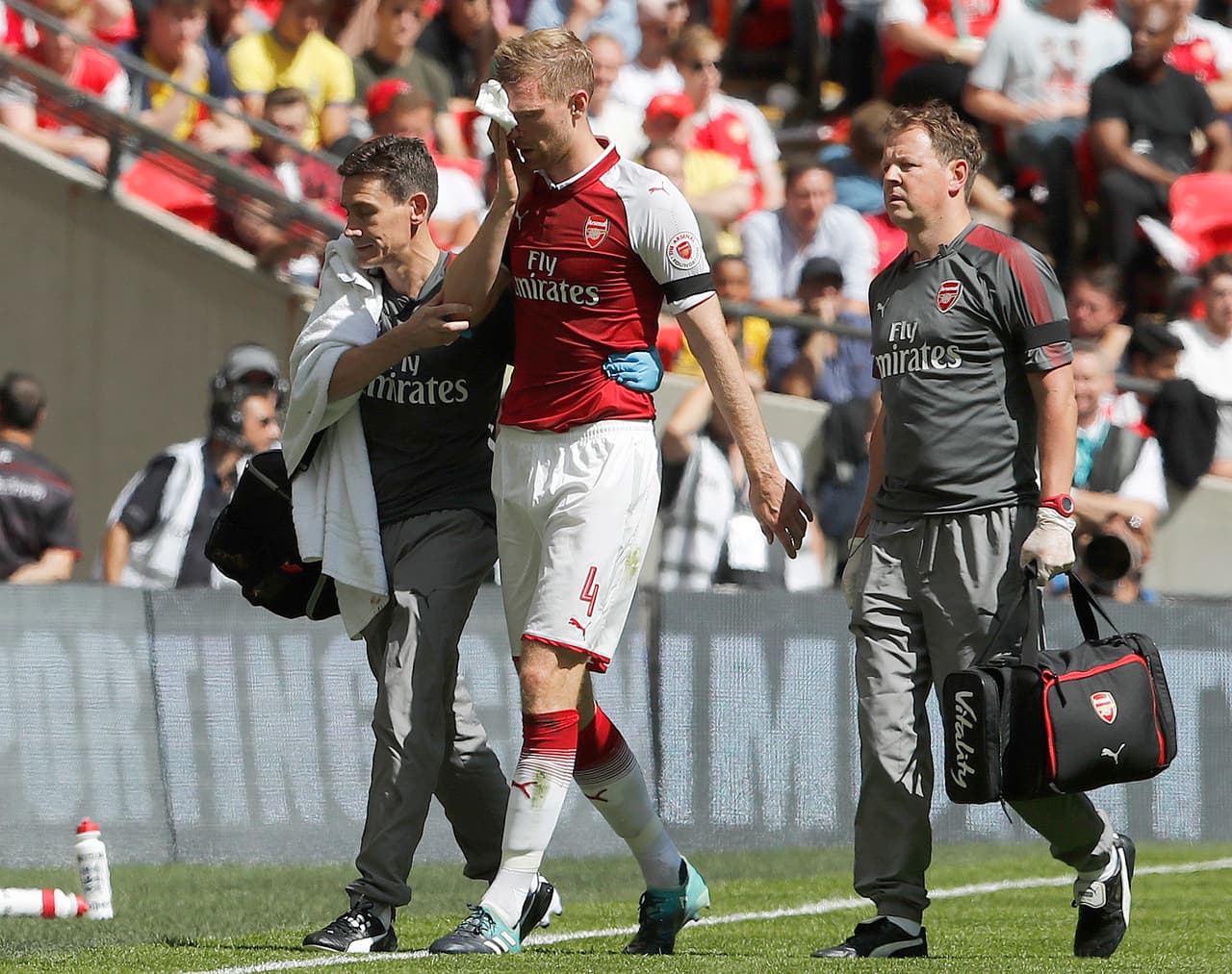 Per Mertersacker salió luego de un golpe para la entrada de Sead Kolasinac, que sería figura.