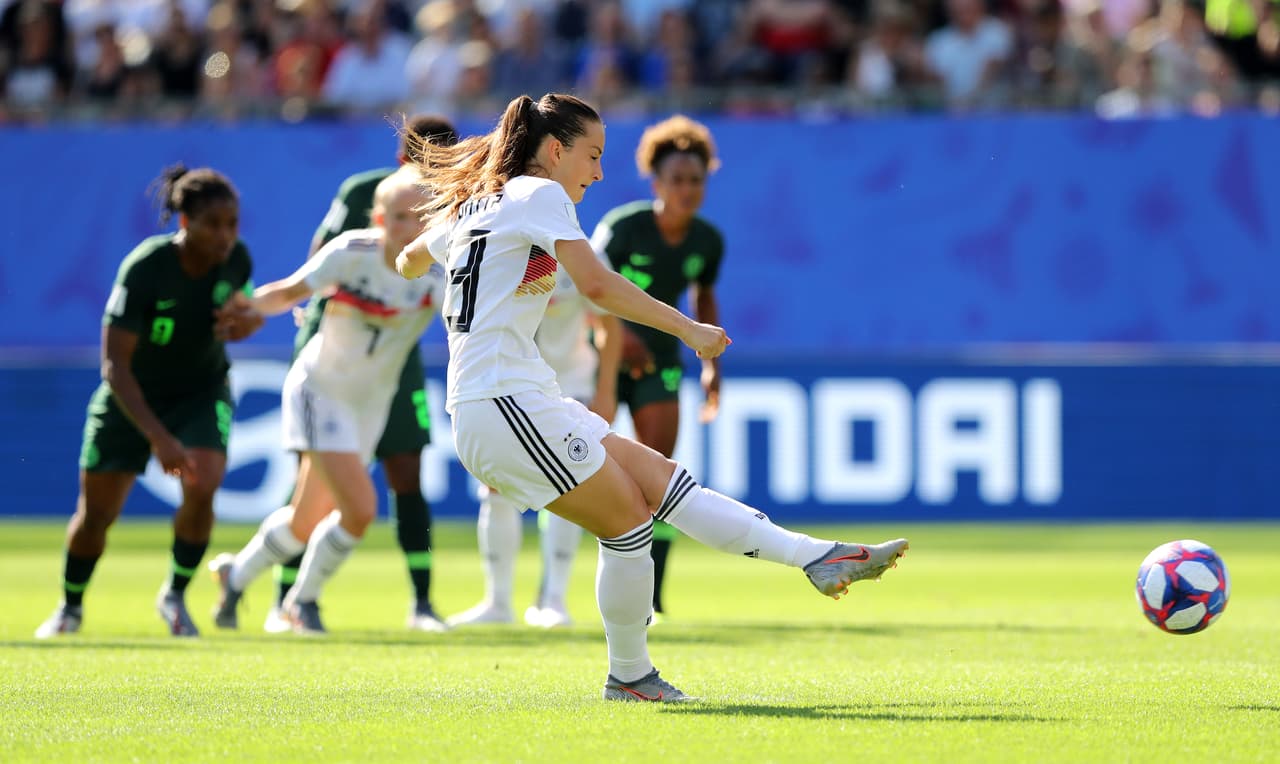 La jueza del partido revisó el VAR y sancionó penal para Alemania que lo cambió por gol con esta definición de Sara Däbritz.