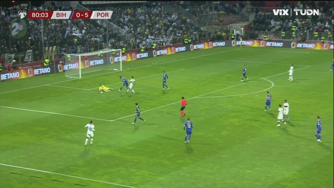 Remate de Portugal sin peligro llega a las manos de Nikola Vasilj