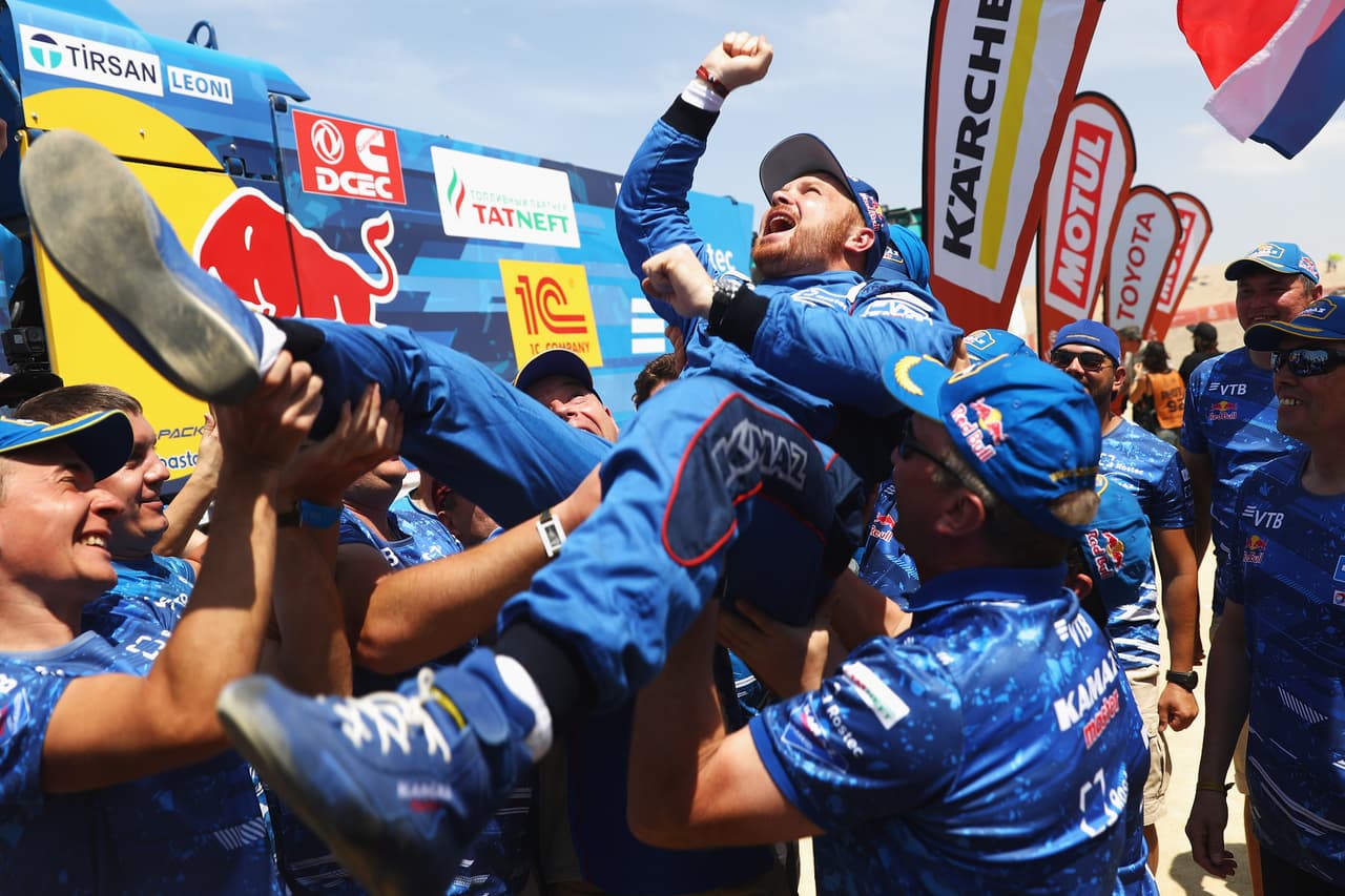 El catarí Nasser Al-Attiyah en autos; Eduard Nikolaev y su equipo Kamaz (foto), integrado por Evgenii Iakovlev y Vladimir Rybakov, en camiones; y el australiano Toby Price en motos (foto), celebraron su triunfo en el Rally Dakar.