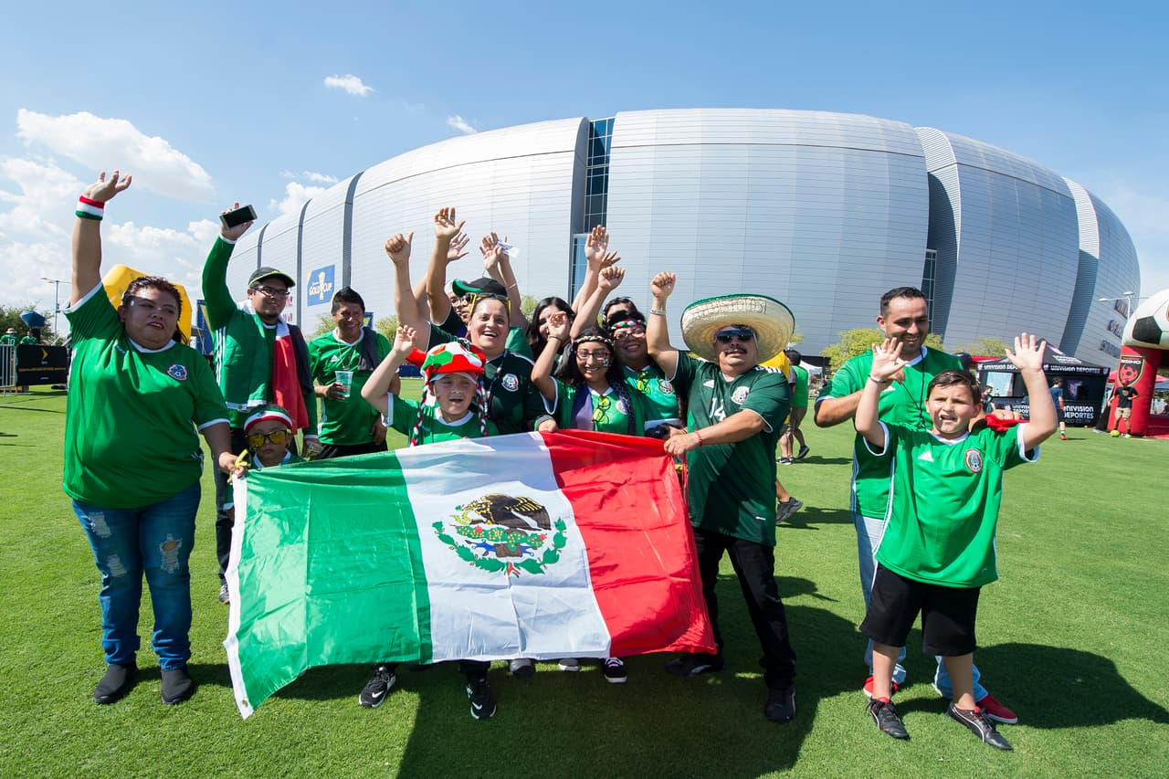 El colorido y la belleza de las fanáticas dibujó la fiesta de los hinchas en los cuartos de final entre México y Honduras en la Copa Oro, que mostró de nuevo la fidelidad de los seguidores en Estados Unidos.