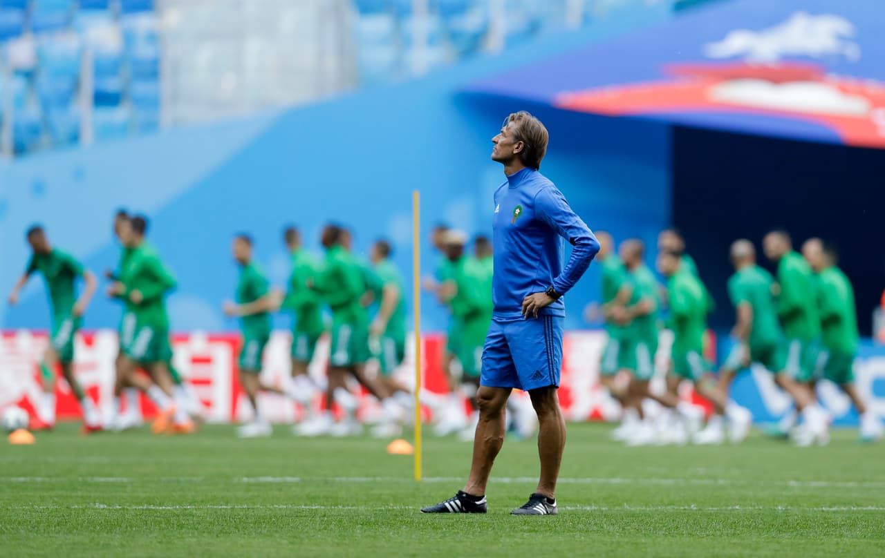 El técnico Herve Renard, en primer plano, está en una encrucijada, pues no es buena idea jugarle de tú a tú a Portugal pero tampoco pueden salir a cuidar un empate que no ayude gran cosa.