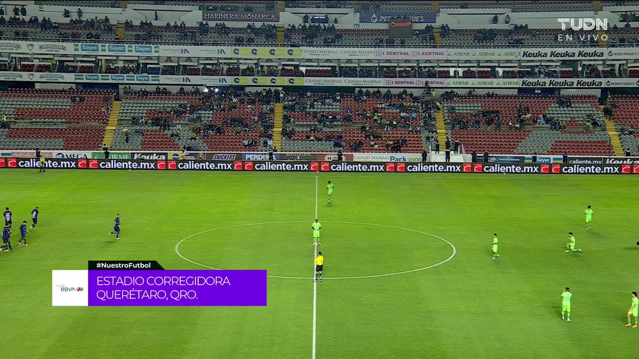 Arranca el partido y la pelota está en juego.