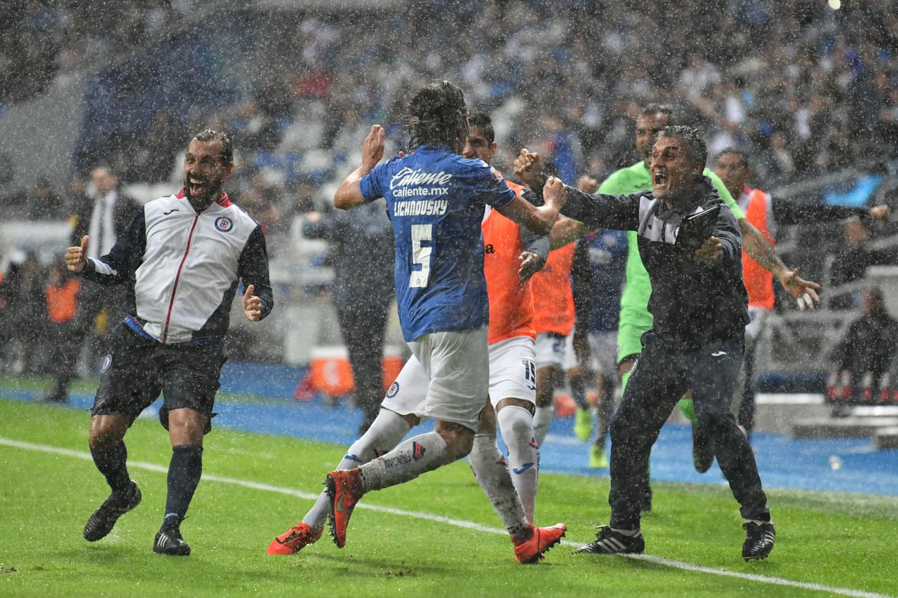 El defensa chileno de 25 años Igor Lichnovski (centro) anotó su primer gol con la playera de Cruz Azul, uno muy significativo por el resultado, celebrado a rabiar.